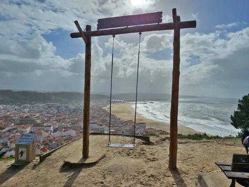 Schaukel über Nazaré, wo die Wellen tosen. Ein atemberaubender Blick auf die Stadt und das Meer.