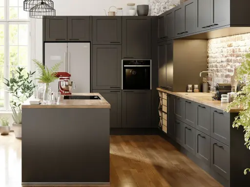 Cuisine gris anthracite avec un mur en briques apparentes. Un îlot central et des meubles sombres créent une ambiance moderne.
