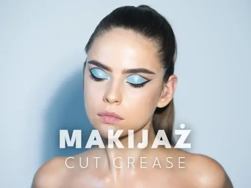 Modelka z błękitnym makijażem oczu w stylu cut crease, podkreślonym czarną kreską.