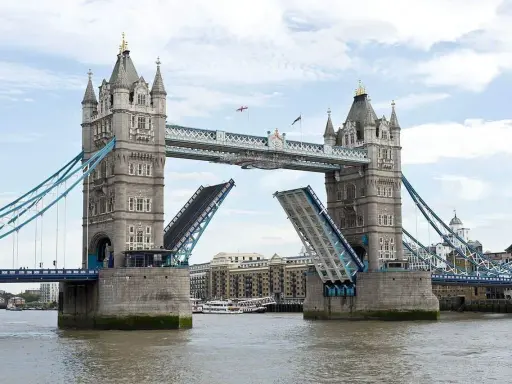 Torre de Londres con sus **puentes levadizos** abiertos, permitiendo el paso de barcos por el río Támesis.