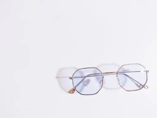 Eleganckie okulary sześciokątne z niebieskimi soczewkami, idealne dla osób ceniących styl i oryginalność.