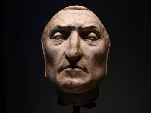 Masque de Dante, un moulage en plâtre aux traits marqués, le regard pensif, évoquant le poète.