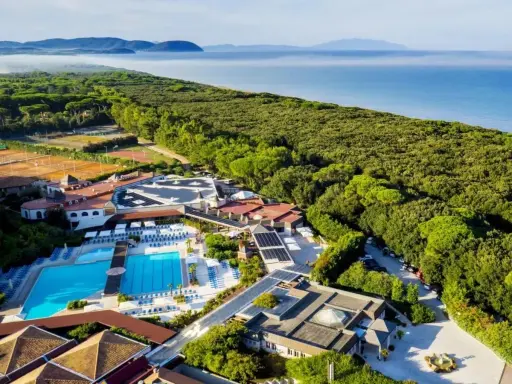 Un resort con piscine, campi da tennis e mare sullo sfondo: uno dei migliori villaggi turistici in Italia sul mare.