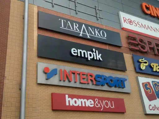Taranko, Empik, Intersport, Home&You – ciekawe hasła reklamowe przykłady na fasadzie centrum handlowego.