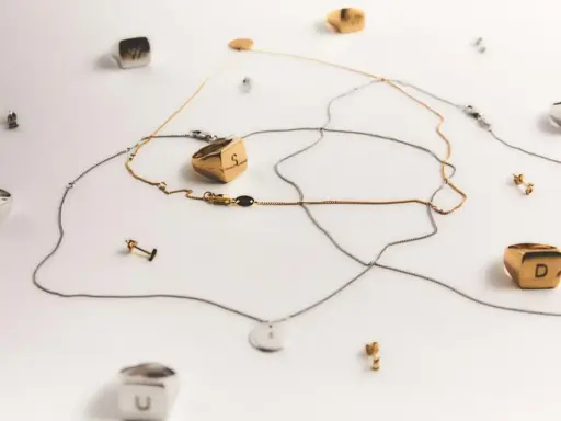 Joyas con letras, como limpiar la plata para que brillen. Anillos y collares dorados y plateados con iniciales.