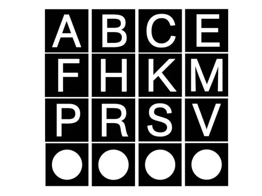 Vier mal vier Felder mit weißen Buchstaben und Kreisen auf schwarzem Grund. Die oberen drei Reihen zeigen Buchstaben, die an ein **Buchstaben Dressurviereck** erinnern.