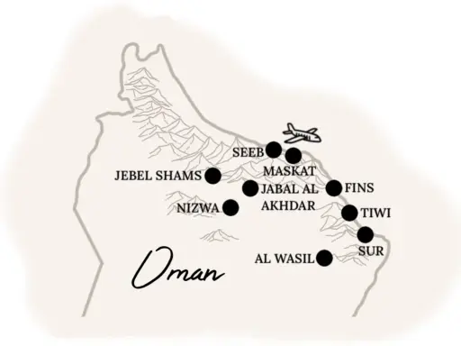 Karte von Oman mit markierten Orten wie Maskat, Seeb, Jebel Shams, Nizwa, Jabal Al Akhdar, Al Wasil, Fins, Tiwi und Sur. Ein Flugzeugsymbol deutet auf eine Reise hin.