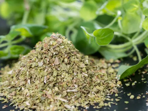 Suszone oregano, idealne do pizzy, sosów pomidorowych i dań kuchni śródziemnomorskiej. Oregano do czego dodawać? Do wszystkiego, co potrzebuje aromatycznego kopa!