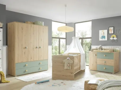 Ein liebevoll eingerichtetes Babyzimmer mit einem Kinderbett, Kleiderschrank und einer Wickelkommode DIY.