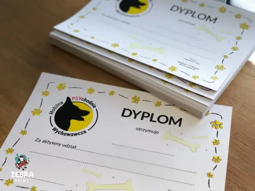 Stos dyplomów na satynowym papierze z motywem psich łapek i kości. Idealne dla psich przedszkoli i szkółek.