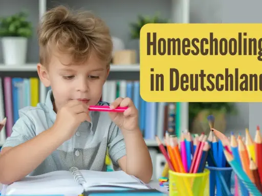 Ein Junge lernt zu Hause. Bunte Stifte und Bücher sind auf dem Tisch. Homeschooling in Deutschland ist eine Option für viele Familien.
