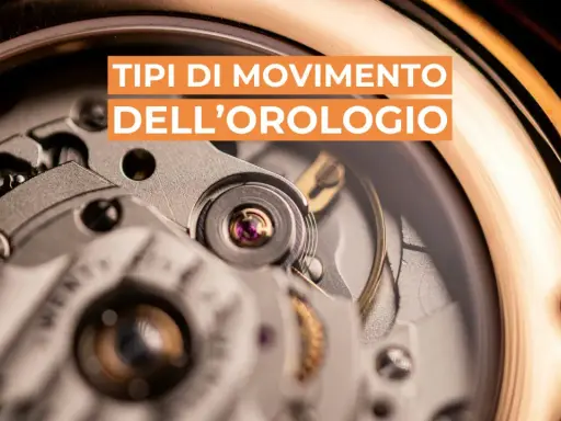 Dettaglio delle parti di un movimento di orologio meccanico, con ingranaggi e rubini visibili.