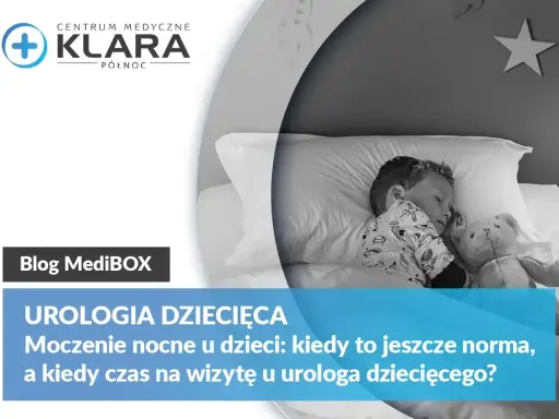 Chłopiec śpi z misiem. Artykuł o moczeniu nocnym u dzieci i kiedy warto zapytać o oligurię.