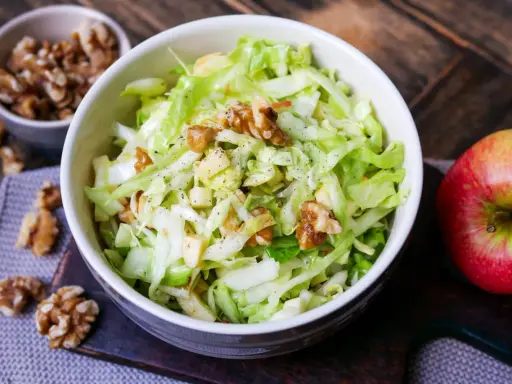 Frischer Spitzkohlsalat mit Äpfeln und Walnüssen, ein leckeres Rezept für den Sommer.
