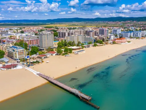 Słoneczny Brzeg, Bułgaria: rozległa plaża, turkusowe morze i hotelowe zabudowania tworzą wakacyjny krajobraz.