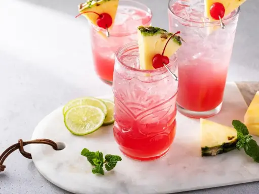 Drinki z ginem: Przepisy na G&T, Negroni i Pink Gin, które zrobisz w domu