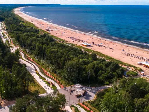 Idealne miejsce, gdzie pociągiem nad morze dotrzesz do pięknej plaży i lasu. Spacer ścieżkami wśród zieleni, a potem relaks nad Bałtykiem.