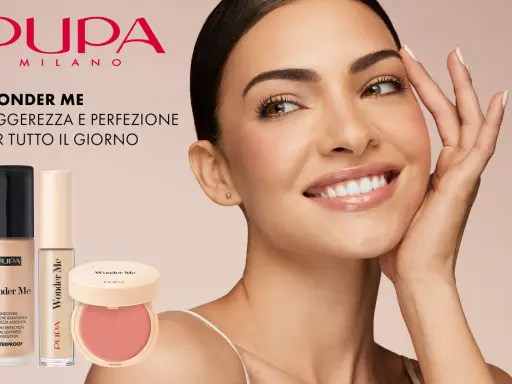Modella sorridente con prodotti Pupa Wonder Me, un tutorial trucco per un look leggero e perfetto tutto il giorno.