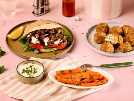 Un sandwich généreux, des croquettes croustillantes et des carottes glacées, une spécialité gastronomique Nouvelle Aquitaine à savourer.