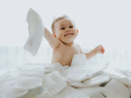 Co ile zmieniać pieluchę w nocy? Klucz do spokojnego snu malucha.