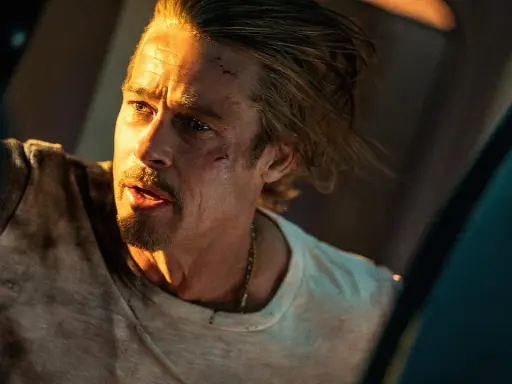 Brad Pitt som Ladybug, en olycksdrabbad lönnmördare, i filmen Bullet Train. Han ser ut att vara i fara.