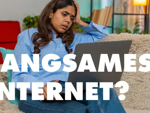 Verzweifelte Frau fragt sich: "Warum ist mein Internet so langsam?" Sie sitzt frustriert vor ihrem Laptop.