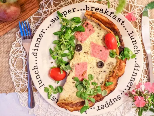 Jajecznica z szynką, oliwkami i pomidorkami na talerzu z napisem "breakfast...lunch...dinner...supper". Idealne co na śniadanie!