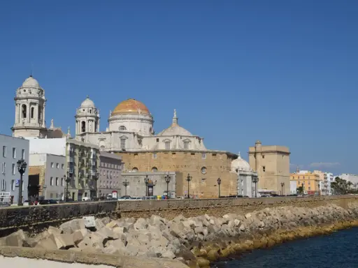 Blick auf die Kathedrale von Cádiz mit ihren Kuppeln und Türmen. Ein toller Ort für einen Ausflug mit Kindern.