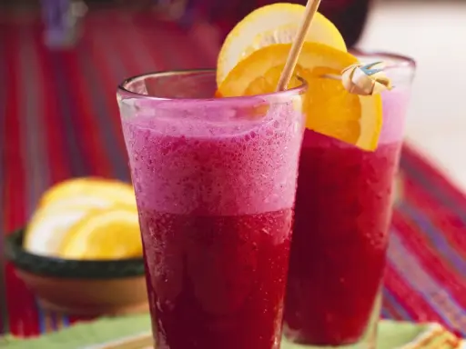 Erfrischender smoothie mit rote Bete, garniert mit Orangenscheiben.