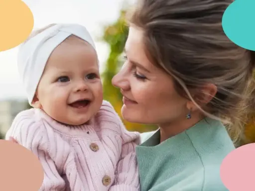 Madre sonriente abraza a su bebé de 10 meses, con sus ventanas de sueño llenas de alegría.