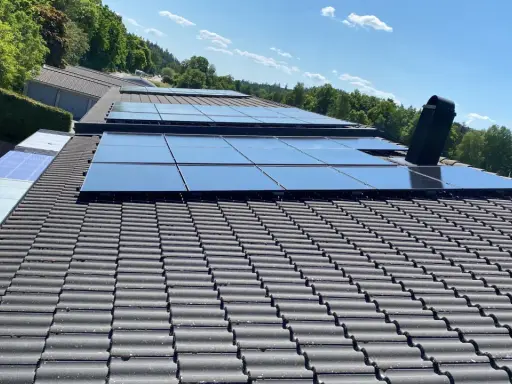 Solpaneler på ett tak, en investering i framtiden med Nordpolen Energi AB.