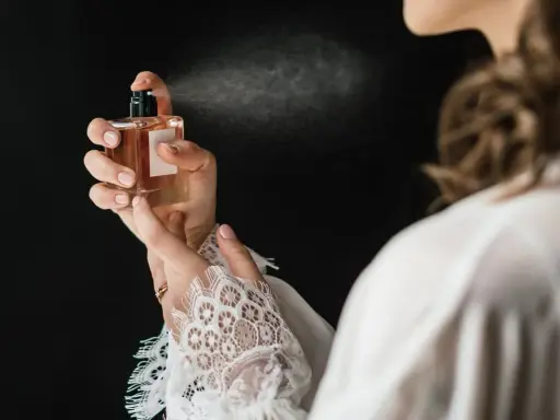 Perfumy z ogonem: Jak wybrać swój niezapomniany ślad?