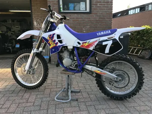 Yamaha cross 125 z numerem 7 na tabliczce. Zastanawiasz się, ile pojedzie cross 125? Ten model wygląda na gotowy do akcji!