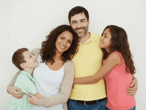 Familia feliz y sonriente. Los padres aprenden en cursos para padres.