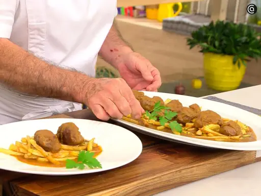 Carrilleras de cerdo en olla express, al estilo Arguiñano, servidas con patatas fritas y perejil.
