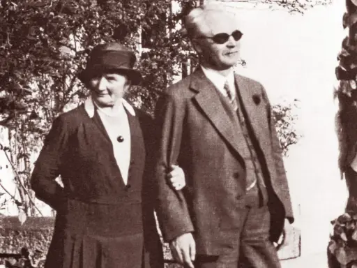 Gustaf Dalén och hans fru promenerar. Hans uppfinningar revolutionerade fyrbelysning.