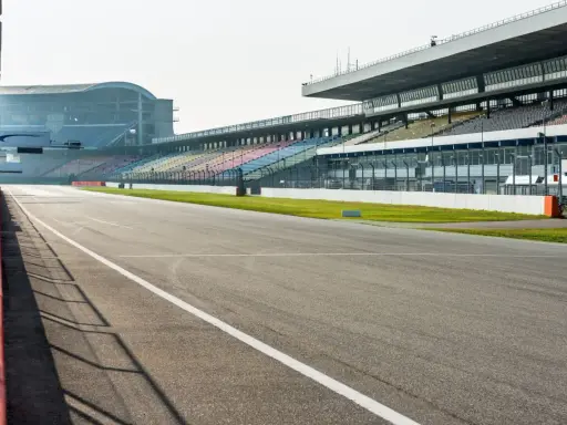 Leere Tribünen und eine Rennstrecke in Deutschland, bereit für den nächsten Grand Prix.