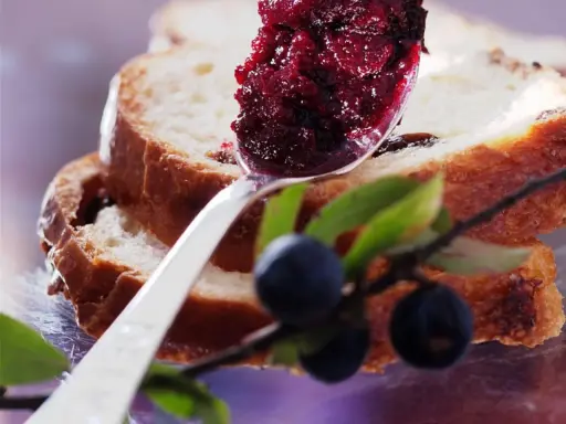 Süße Schlehen-Marmelade auf Toast, ein Genuss für alle Schlehen Rezepte.