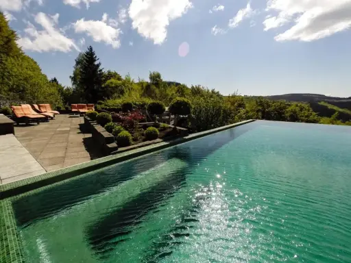 Infinity-Pool mit Liegen und Blick ins Grüne – hier ist die beste Therme im Sauerland.