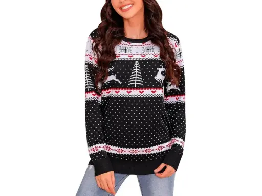 Mujer sonriente con jersey navideño casero negro con renos y árboles.
