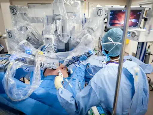 Chirurg steruje robotem podczas operacji prostaty. Czas pobytu w szpitalu po operacji prostaty zależy od wielu czynników.