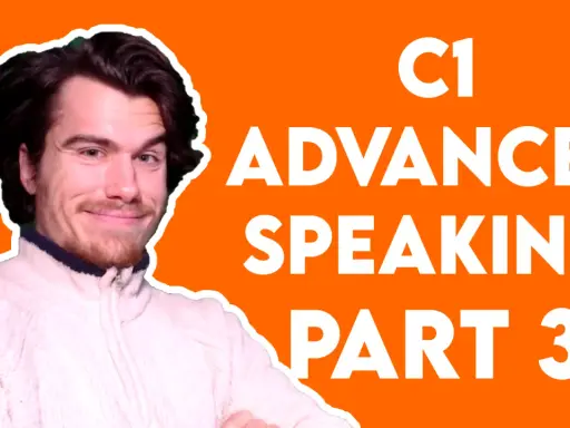 Młody mężczyzna uśmiecha się, przygotowując do części 3 egzaminu C1 Advanced Speaking.