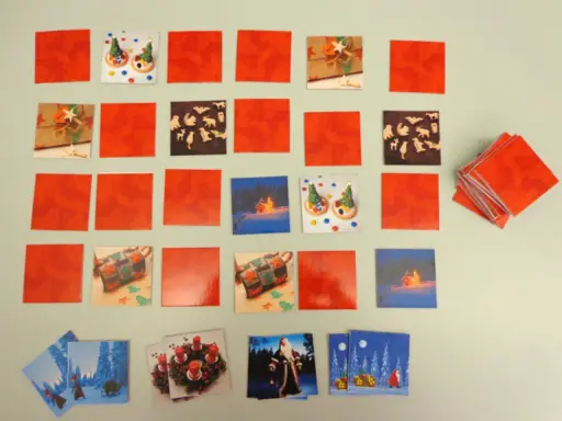 Weihnachtliche Motive für ein Memory basteln. Vorlage mit Geschenken, Weihnachtsmann und Tannenbäumen.