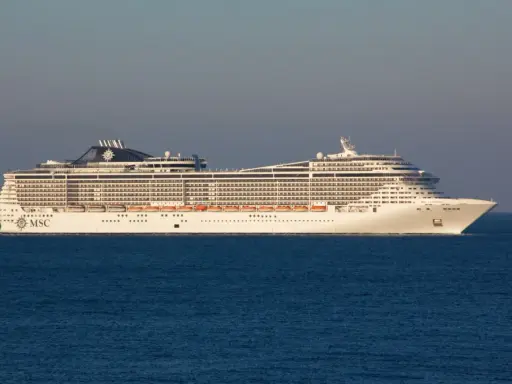 MSC Fantasia naviga in acque azzurre sotto un cielo sereno.