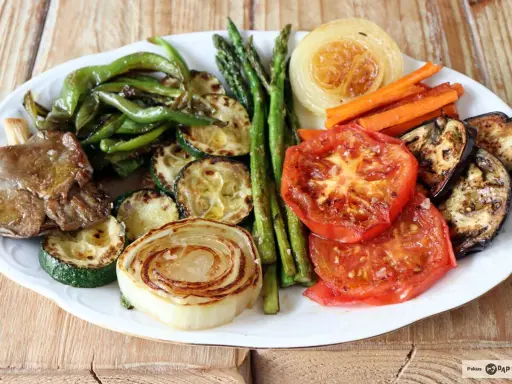 Plato de verduras al horno: pimientos verdes, calabacín, espárragos, zanahorias, cebolla, tomate y berenjena asados.