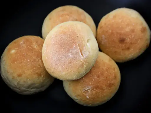 Fem gyllene frallor med havregryn ligger på en mörk bakgrund, redo att avnjutas.