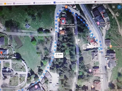Trasa do świątyni Wang, przez parking i sklep z pamiątkami. Spacer zajmie 8 minut.