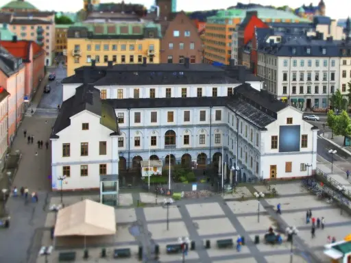 En vy över stadsmuseet i Stockholm med omgivande byggnader och en öppen plats med människor.