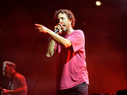 Zack de la Rocha, en av medlemmar av Rage Against the Machine, pekar ut mot publiken under en energisk konsert.