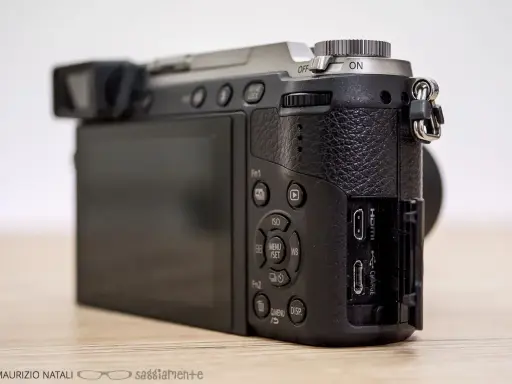 Dettaglio posteriore di una Lumix GX80 usata, con schermo LCD, pulsanti di controllo e porte USB/HDMI.